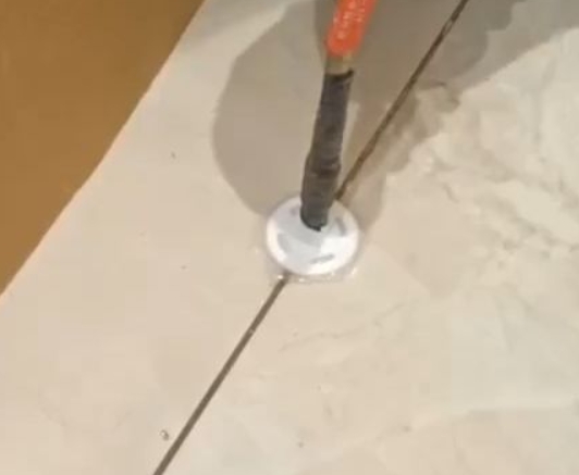 阜平瓷砖空鼓维修公司专业解答瓷砖在铺贴过程中，如果没有涂抹均匀到位的粘结材料（如水泥砂浆或瓷砖胶），可能会导致以下问题