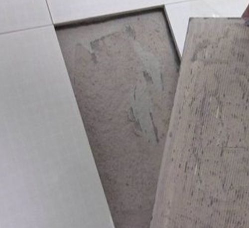 阜平瓷砖空鼓维修公司分享瓷砖铺贴时如果打浆（即涂抹在瓷砖背面和基层上的砂浆或瓷砖胶）过少，会带来以下问题